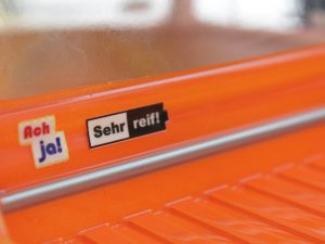 Sehr reif Spruch auf ferngesteuertem Auto