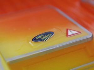 Anbringen von Stickern auf Modellbau Auto