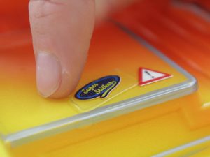 Anbringen von Stickern auf Modellbau Auto