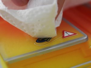 Anbringen von Stickern auf Modellbau Auto