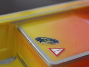 Anbringen von Stickern auf Modellbau Auto