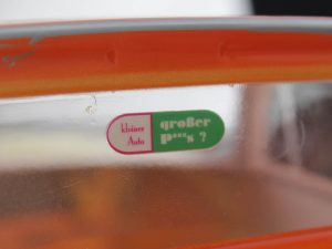 Kleines Auto und großer P***s Sticker